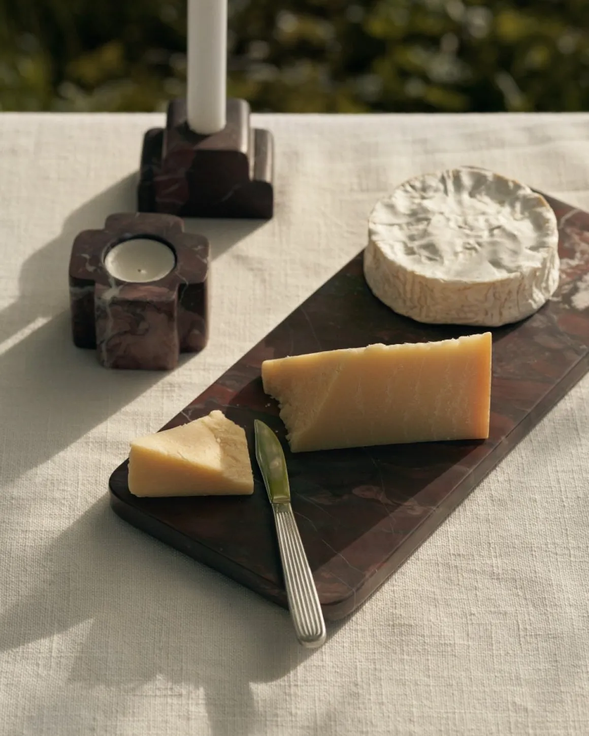 Serveringsbräda 35x15cm Marmor Vinröd